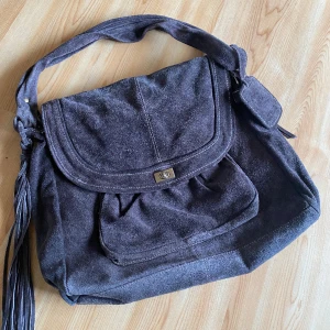 Brun mocka väska  - Super snygg brun vintage mocka väska (inte säker på om de är äkta mocka)