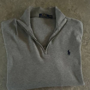 Polo Ralph lauren - Polo Ralph lauren half zip tröja. Använd lite men riktigt bra skick och inte defekter. Pris kan diskuteras