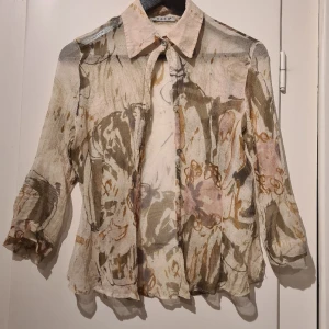Blus i mesh - Blus i mesh med melerat mönster i beige! Köpt second hand så osäker på ursprung och storlek men troligtvis en XS/S!