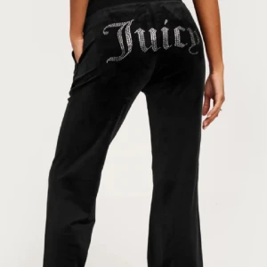 Juicy couture byxor  - Kommer inte till användning bara. Kan byta dessa mot svarta med fickor s eller xs. Annrs säljer jag för 400. Hela och rena alla metall är kvar alla stenar är kvar dom är mjuka och inga fläckar!  Storlek S. 