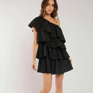 Fest klänning  - Så snygg fest klänning med one shoulder och volanger. Perfekt till nyår eller fest