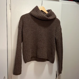 Politröja  - Jättefin brun stickad tröja! Köpt för ca 6 år sen men använd typ 3 gånger!! Nyskick 🥰passar XS & S