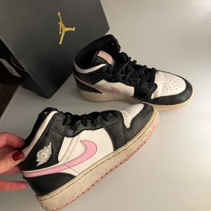 Jordans rosa/svarta - Nu säljer jag mina fina jordans när de tyvärr är för små💗supersköna och snygga✨De är använda och skicket ser du på bilderna🫶🏻originalkartong ingår 💗storlek 37.5 🌟nypris 3450kr 💗