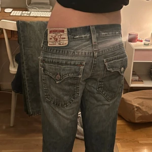 True Religion Jeans - Säljer dessa skitcoola bootcut-trueys! De är lite slitna, men de är ändå jättesnygga!🌟
