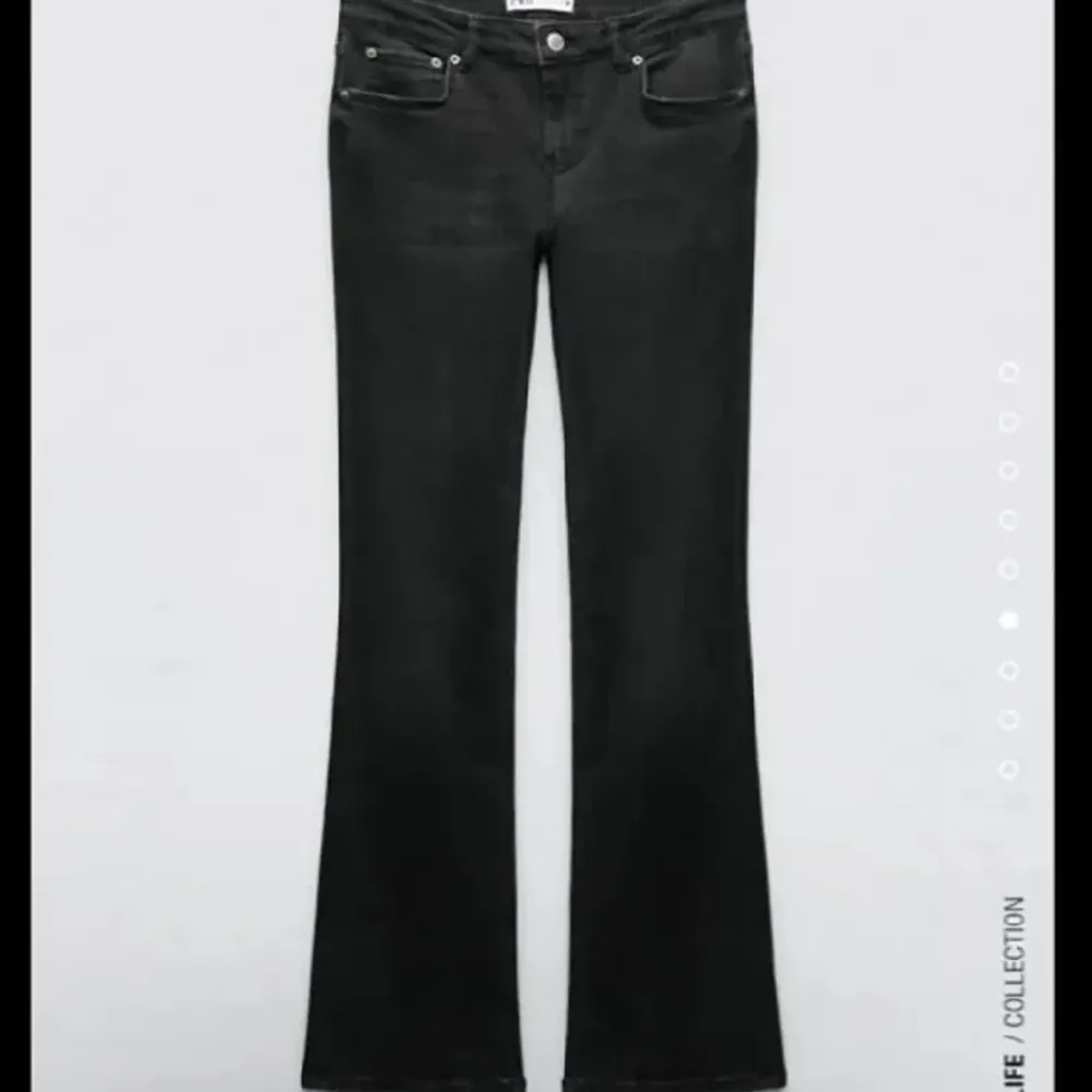 Säljer mina zara jeans i sjukt fint skick! Uppsprättade där nere. Innerbenslängd 84, midjemått 40cm rakt öve💞. Jeans & Byxor.