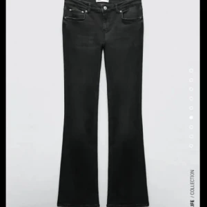 Zara jeans - Säljer mina zara jeans i sjukt fint skick! Uppsprättade där nere. Innerbenslängd 84, midjemått 40cm rakt öve💞