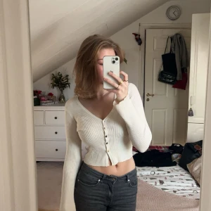 Kofta - Tunnar kofta/tröja med knappar från Vera Moda! Jätte fin och mjuk och lång i ärmarna!💌🫶🏼