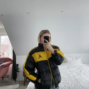 Jordan jacka  - Köpt på vintage  Det står att det är M men skulle säga xs  Den har ett hål i fickan 