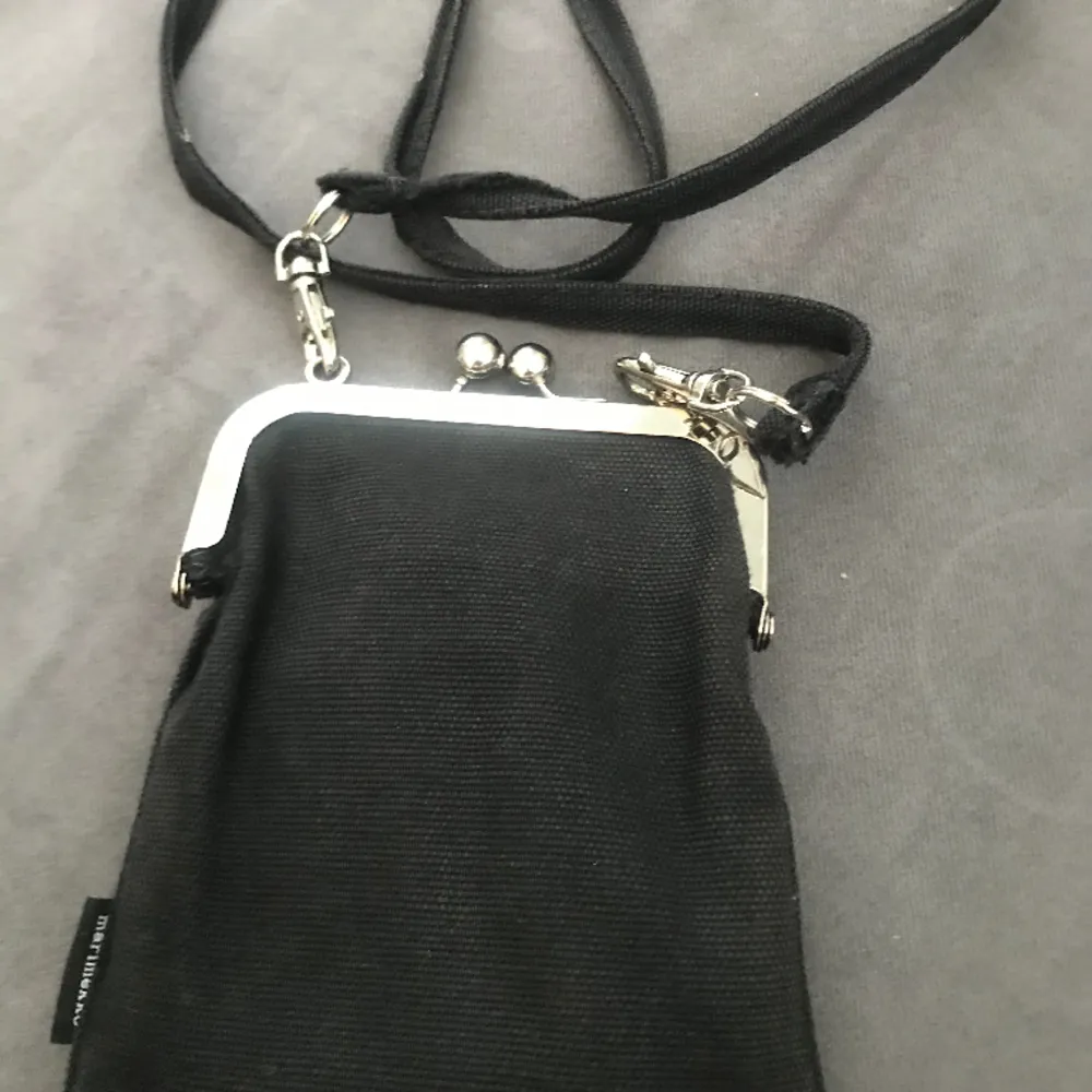 Ebba black bag by Marimekko  Size 13 x 18 Finnish design iconic item . Övrigt.