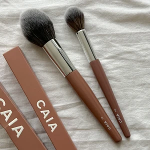 CAIA F09 & F10 - Helt nya! Köp båda för 379kr F09 Pointed highlighter brush är en mindre, kompakt borste specifikt utvecklad för applicering av highlighter. F10 pointed powder brush är en stor spetsig puderborste specifikt utvecklad för applicering av bronzer/puder.
