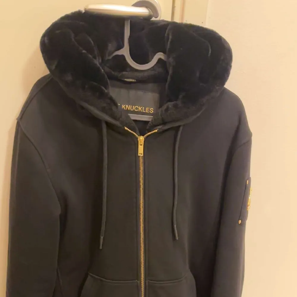 Tröja perfekt för vintern. Den är i super skick, storlek M. Men passar även S men då sitter den lite stort köpt för 4,800kr.. Hoodies.