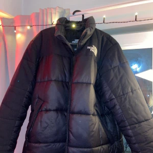 North Face W Insulated Jacket - Storlek L/G, damjacka utan luva. Köpt för 3 år sedan, nypris 2000. Den är i bra skick pga inte så använd. 