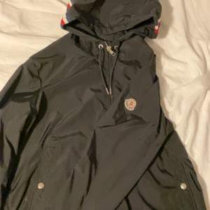 moncler grimpeurs jacka (stl 2) till salu, köpt för 6520kr från själva moncler hemsidan för ca 1 år sedan.(kvitto finns) Pris kan diskuteras!