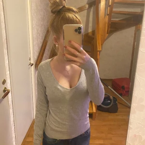 En grå långärmad tröja - Väldigt basic långärmad från Lager 157, den är för liten för mig💞