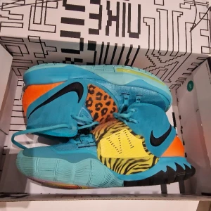 Nike KYRIE 6 - Nike KYRIE 6 Köpta på Fotlocker I bra skick  Stl 43 (US 9.5)
