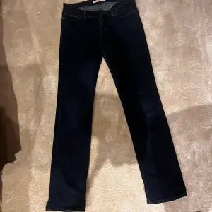 Säljer snygga Levis jeans i storlek 29. Det är straight fit och dem är i bra skick!💗 frakt ingår inte i priset! Kan även mötas upp i Stockholm!😊