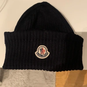 Moncler mössa svart - Svart Moncler mössa bra skick hämtas i Tuve 