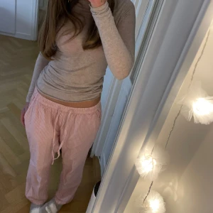 Pyjamasbyxor  - Supersnygga pyjamasbyxor från lager 157💘💘 Säljer då de krympte lite i tvätten vilket gjorde att de blev lite korta och inte används💘 I midjan passar de mig som brukar ha storlek S/36  Är 164cm lång!!