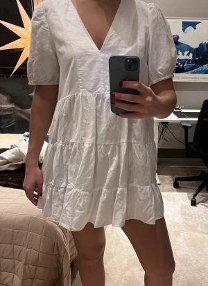 Klänning - Säljer fin sommarklänning från Zara i storlek L. Säljer då den är lite kort på mig och jag är 176cm lång. Jättefin och passar till allt💕💕 frakt ingår inte i priset! Kan även mötas upp i Stockholm😊