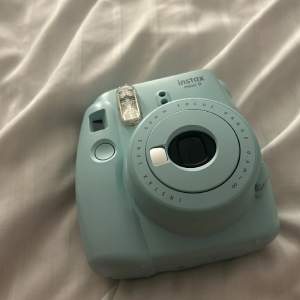 Säljer min Instax kamera i super fint skick!