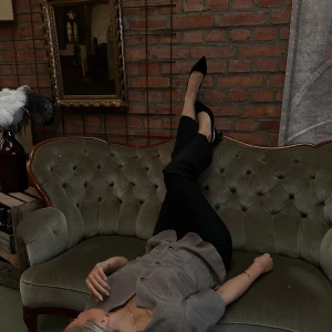 Topp ”LILY” - Biege topp med guldknappar i storlek M/38. Köp via Instagram @avint.uf 🩷