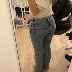 Lågmidjade jeans  - Slutsålda lågmidjade bootcut jeans från hm i storlek 36🤍 