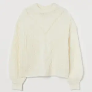 Säljer denna vita stickade tröja från hm. Den är i bra skick och mysig nu till vintern. Tar emot prisförslag❤️