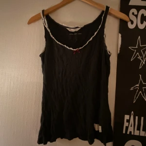 Odd Molly linne - Odd molly linne i stl 1 vilket motsvarar stl S. Bra skick. Legat i en låda ett tag därav skrynklig.