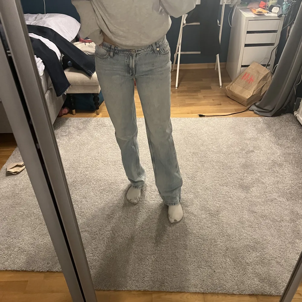 Ett par jätte fina ljusa jeans som är raka i modelen. Low waist på gränsen till mid waist. Använda max 3 gånger  Bara att höra av dig om du har frågor  . Jeans & Byxor.