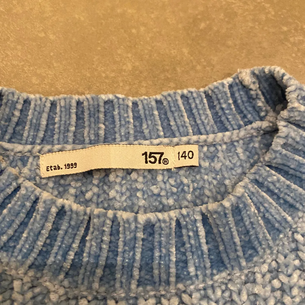 En fin stickad tröja från lager 157 är i storlek 140 men passar mig lika bra som har storlek xxs-xs❤️. Tröjor & Koftor.