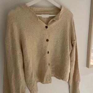 Söt kofta - Såå söt stickad kofta ifrån en butik i Spanien, använd en gång!! Nypris - 350kr. Skriv för fler frågor💓