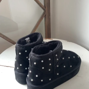 Snygga Höga uggs - Snygga Uggslinande skor med pärlor köpt på zalando , aldrig använd