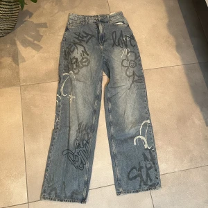 Baggy jeans med tryck - Köpte domhär för två år sen och har inte använt dom så mycket. Dom är skitcoola och jättefin baggy passform men jag har växt ut ur dom😫