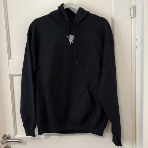 Manchester United hoodie - Köpt i USA till lillebror men den var för liten så säljer den istället :/ storlek M men är snarare S. Red devil i vitt tryck på framsidan och stort MU tryck på baksidan. Helt oanvänd. 
