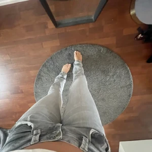 Pepe jeans - Venus i grå - Lånad bild! St: 26x34. Lågmidjade och straight leg. Köpt för 770. Har endast använt ett fåtal ggr. Skriv för fler bilder💝