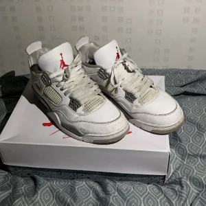 Jordan 4 white oreo - Autentiska Jordan 4  skick:7/10 använda i ca 6 månader kan rengöras mer men orkade inte så därför säljs de lite billigare  Pris kan diskuteras