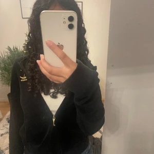 juicy tröja - säljer min juicy couture tröja, köpt på kidsbrandstore💗använd fåtal gånger⭐️står 12/13 på den, men passar xs💞 skriv för fler bilder eller om du har några frågor🫶🏼