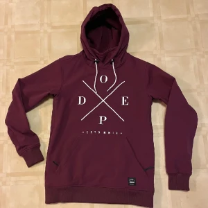 Ny skidjacka strl S - Hej! Säljer en skidjacka ”Yeti” från märket DOPE! Kommer tyvärr inte till användning längre, är i nyskick. Kan skickas eller mötas upp runt Lidköping! Perfekt julklapp👍🏼💓