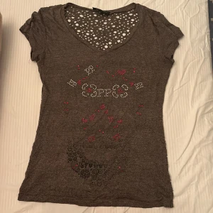  Philipp Plein  T-shirt -  Philipp Plein  t-shirt grå och väldigt luftigt med print det är en XL men den är väldigt liten får en XL