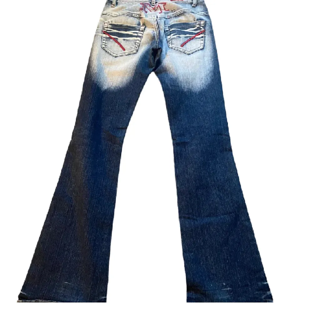 Fri frakt går att lösa. Lågmidjade bootcut jeans med coola detaljer.  Innebenslängd: 82cm midjemått rätt över:ca 36. Jeans & Byxor.