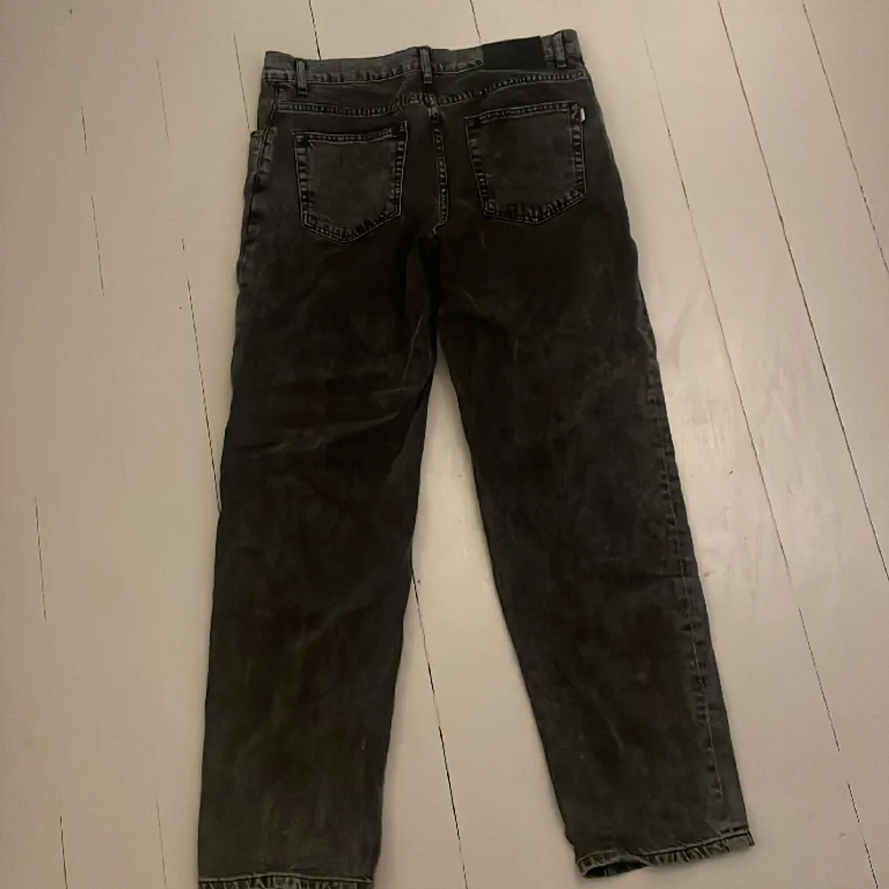 Riktiga schyssta, mörkgråa, - Woodbird jeans i modellen Leroy! Köpts på NLYMAN detta år för 999 kr. Säljes för 399 kr. Sparsamt använda, skick 9/10. Storlek 30/32.. Jeans & Byxor.