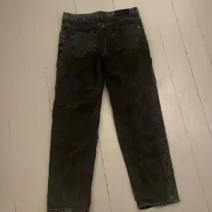 Riktiga schyssta, mörkgråa, - Woodbird jeans i modellen Leroy! Köpts på NLYMAN detta år för 999 kr. Säljes för 399 kr. Sparsamt använda, skick 9/10. Storlek 30/32.