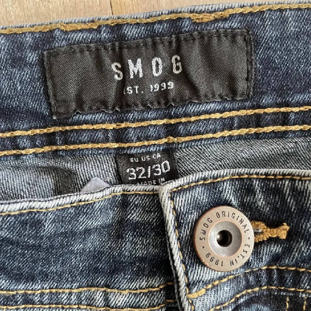 Säljer mina sjukt feta mörkblå jeans. Dom är i grymt skick utan några deffekter. Storlek 32/30. . Jeans & Byxor.