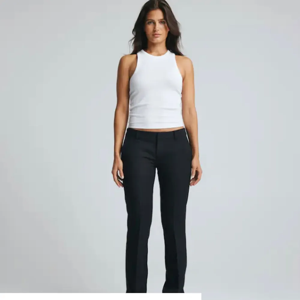Bikbok kostymbyxor i modellen Vera. Säljer för att dom är för korta på mig som är 170cm.💕Knappt andvända och slutsålda på hemsidan!💕. Jeans & Byxor.