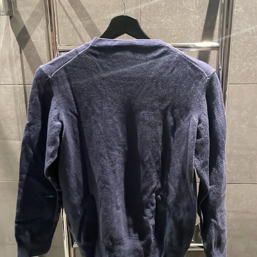 Säljer nu denna snygga blåa pull overn från Oscar Jacobsson. Tröjan är i ny skick och har Inge defekter. Dock är tröjan liten och därför rekommenderar jag tröjan vid S eventuellt XS. Tröjor & Koftor.