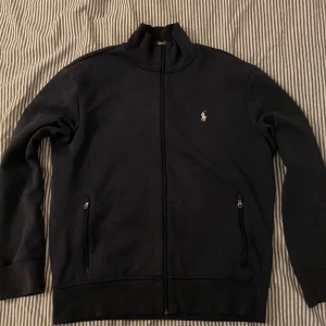 Ralph Lauren Track Jacket - Riktigt snygg Ralph Lauren tröja i väldigt bra skick Säljer eftersom den inte kommer till användning 
