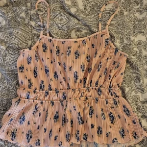 Linne med blommor - Siper gulligt linne med blommor från monki