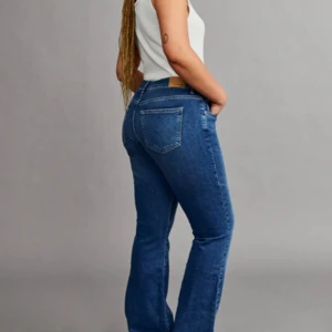 Low Waits bootcut jeans - Jag säljer dem här superfina jeansen från Gina Tricot💗 Köpta för 500kr men säljer endast för 300kr. Dem kommer ej till användning eftersom jag har för många andra blåa jeans.💕 Kontakta för fler bilder