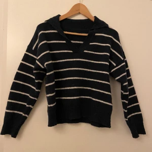 Stickad tröja - Säljer denna stickade tröja. Pris kan diskuteras💕