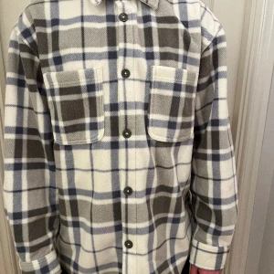 Overshirt - Kolla hit! Nu säljer vi denna Weekday overshirt tröja, perfekt för lager på lager fashion samt väldigt bra under vinter och höst pga dess förmåga att hålla en varm! Övertröjan är i storlek S men sitter som M. OBS: Plagget är oanvänt!